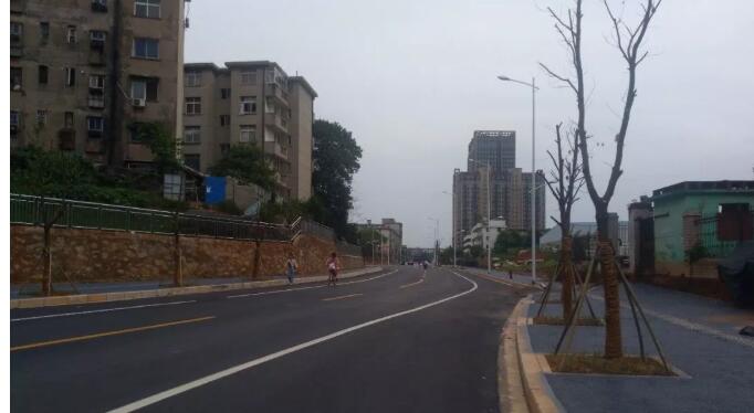 通車啦！經(jīng)開區(qū)首條彩色透水砼道路完工通車