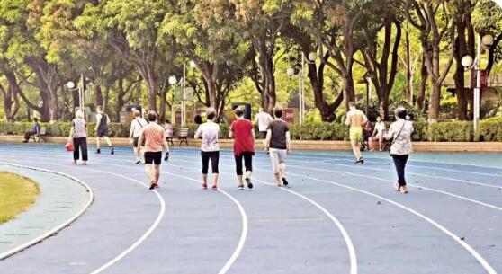 心痛！中山公園藍跑道破損，愛它請別用“鐵蹄”踩！